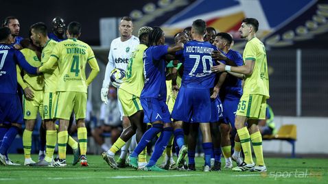 Защо съдията отмени дузпата за Левски срещу Лудогорец и не показа червен картон на Видал - ето каква е комуникацията с ВАР