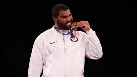  Олимпийският първенец по битка дебютира в хибриден боксов дуел 