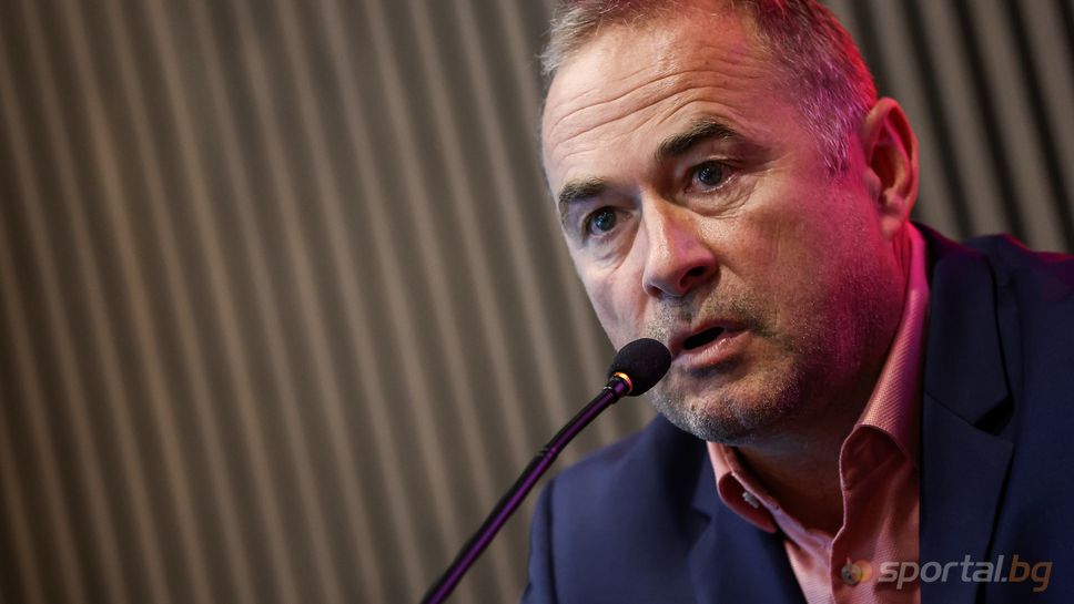 Спортният директор на ЦСКАБойкоВеличков приветства Христо Янев като старши треньор