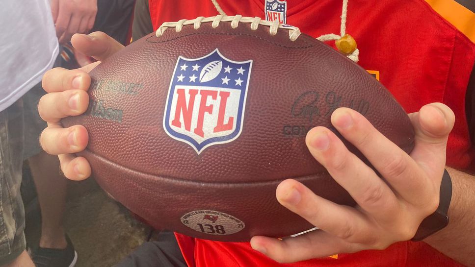 Фен се отказа от големи пари и върна топката, с която Брейди написа история