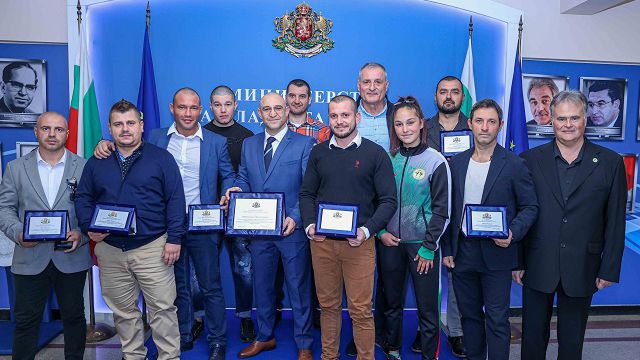 Министерството на спорта отличи състезатели и треньори по кикбокс за успехите на Световното