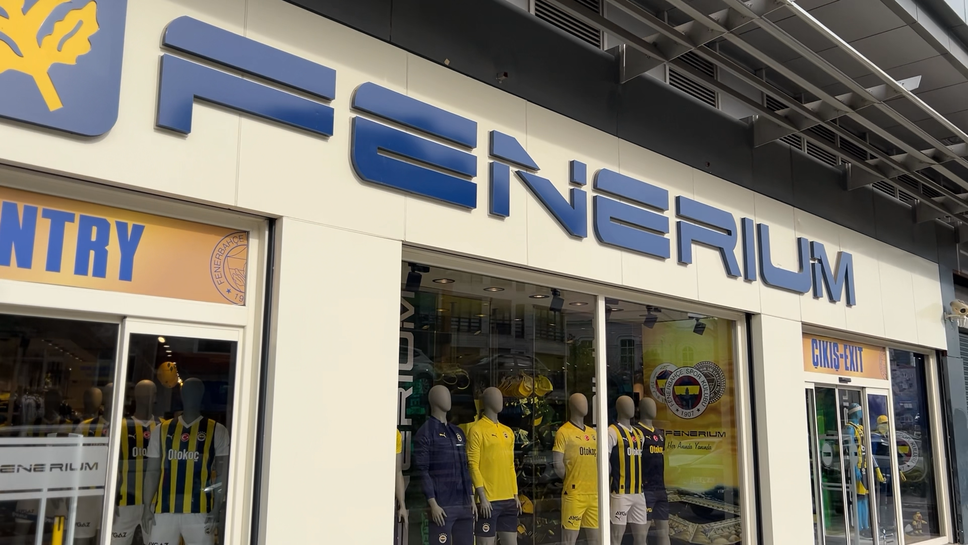 Фен магазинът на Фенербахче с изобилие от артикули, часове преди мача срещу Лудогорец
