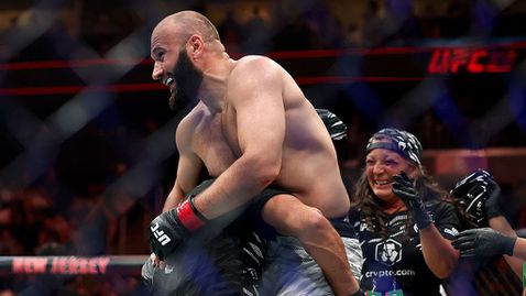 Мурзаканов запази перфектната си статистика с шеста победа в UFC