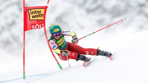  Австрийка поведе след първия манш в Зьолден 