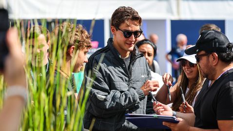 Как Джордж Ръсел се сля с тълпата, за да гледа първата тренировка в Мексико