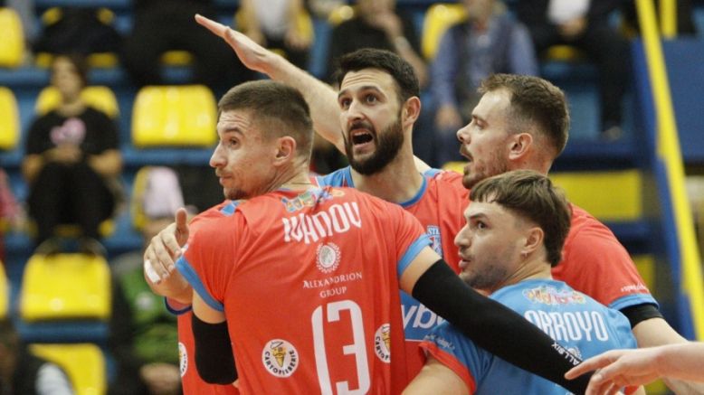 Националът Красимир Георгиев Светослав Иванов и техният Стяуа Букурещ са