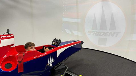 Любо Руйков комбинира училището с подготовката за Формула 4