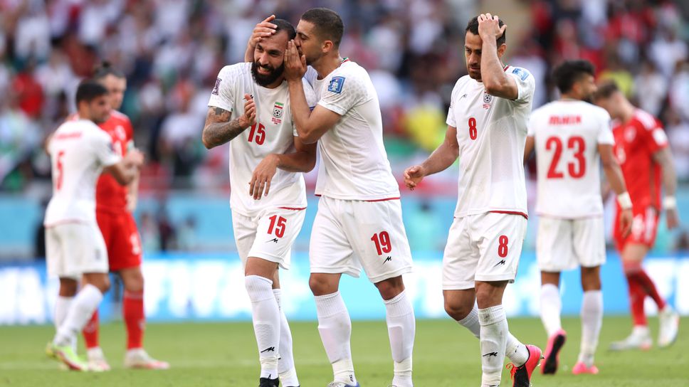 Първи червен картон на Мондиал 2022 и два гола в добавеното време доставиха драматична развръзка между Иран и Уелс
