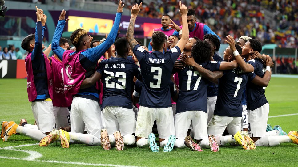 Еквадор надигра Нидерландия, а Валенсия продължи с головете, но това не бе достатъчно за повече от реми