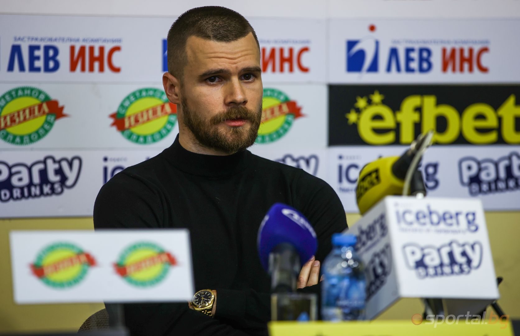  Радослав Кирилов получава премията си за състезател на 18-ия кръг 