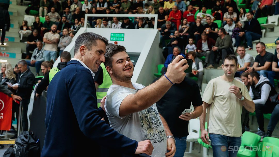 Хулио Веласкес, баскетболните национали и играчите на Рилски спортист сред зрителите на мегасблъсъка Апоел - Реал