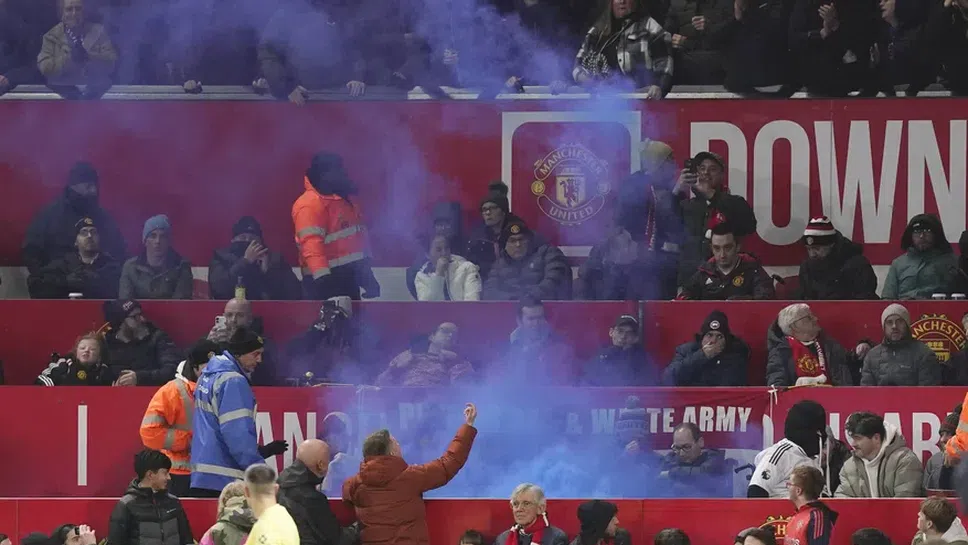 Грозно: ултраси на Евертън хвърлиха факли към зоната за фенове на Юнайтед с ограничена подвижност
