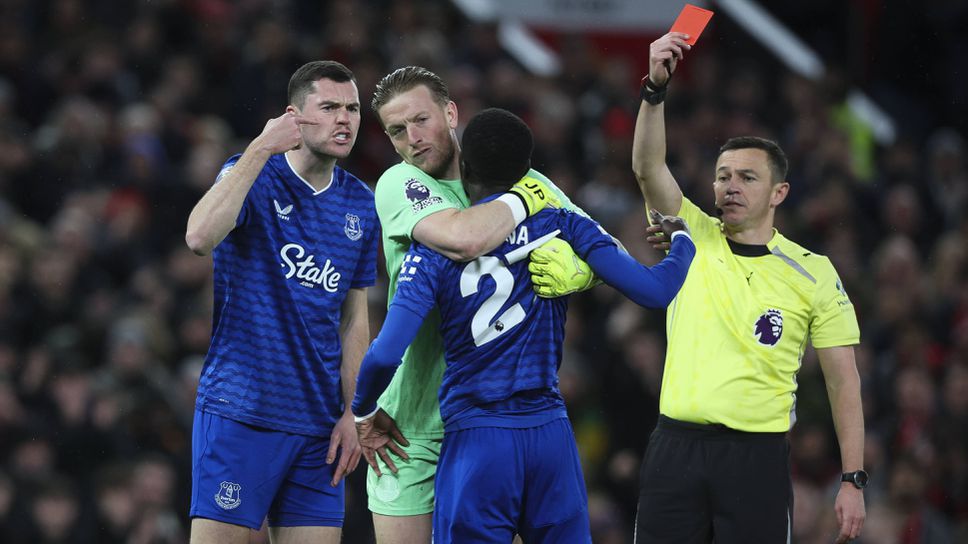 След сбиването в Евертън - на Острова припомниха известни сблъсъци между съотборници