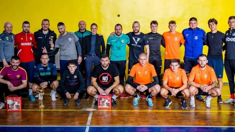 "Неудобните" вдигнаха купата на коледния турнир по футзал