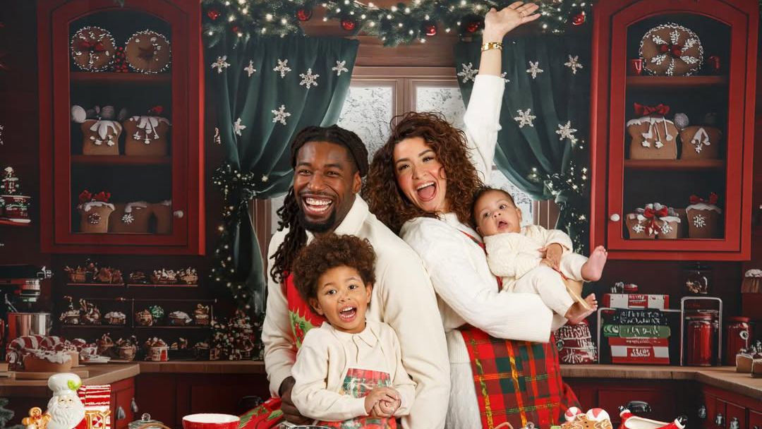 Баскетболна звезда събра погледите с празнична фотосесия със семейството си