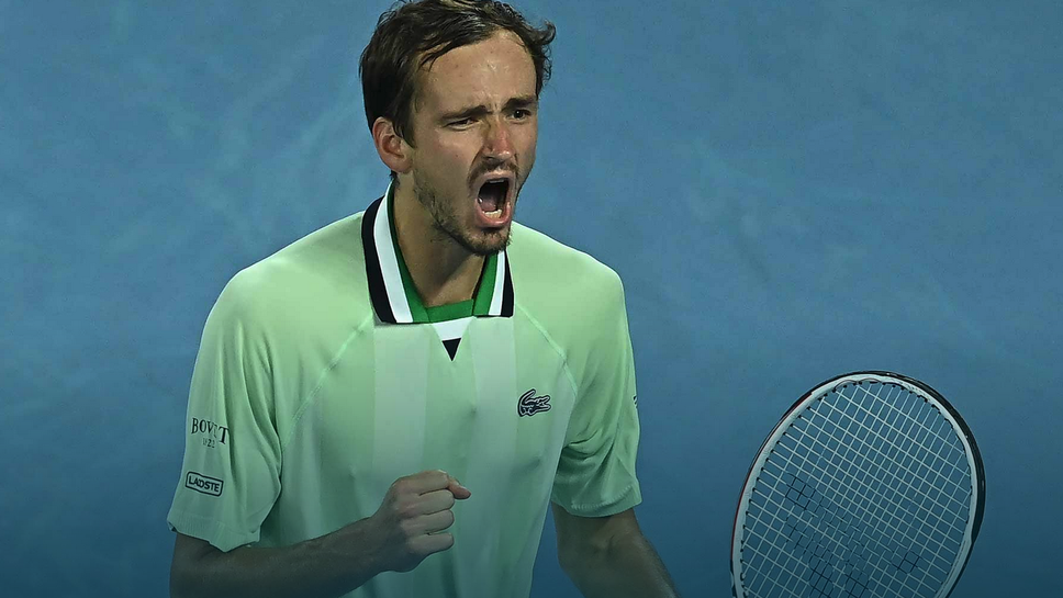 Медведев извърши подвиг и след обрат и спасен мачбол оцеля в петсетов трилър срещу Оже-Алиасим