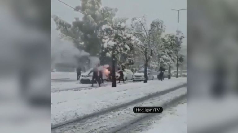 Ултрасите на гръцкия Сурмена нападнаха със снежни топки местната полиция