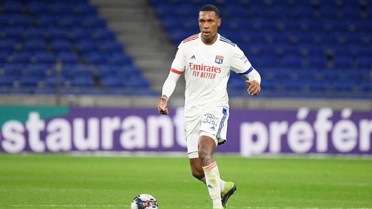  Лион се раздели със бранител 