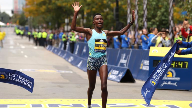 Кенийската състезателка по маратон Бети Уилсън Лемпъс беше наказана за