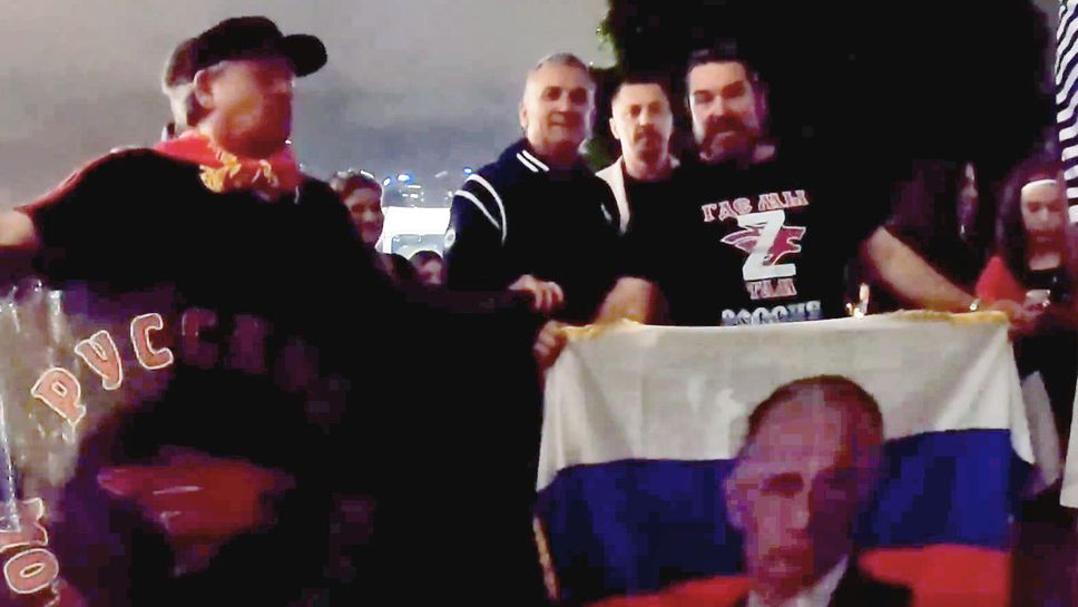 Бащата на Джокович позира с руския флаг и лика на Путин