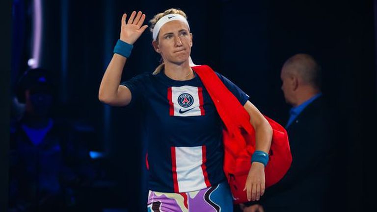 Тенисистката Виктория Азаренка беше принудена да свали фланелката на футболния