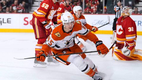 Новобранец вкара три гола и запази живи надеждите на Анахайм за плейофите в НХЛ