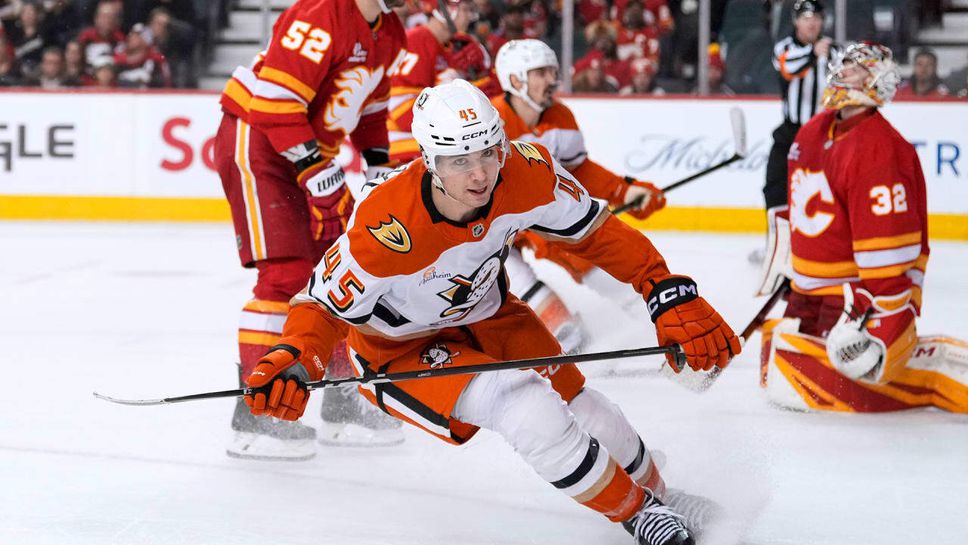 Новобранец вкара три гола и запази живи надеждите на Анахайм за плейофите в НХЛ