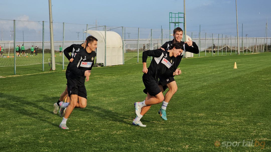 Силен вятър и куче на тренировката на Славия