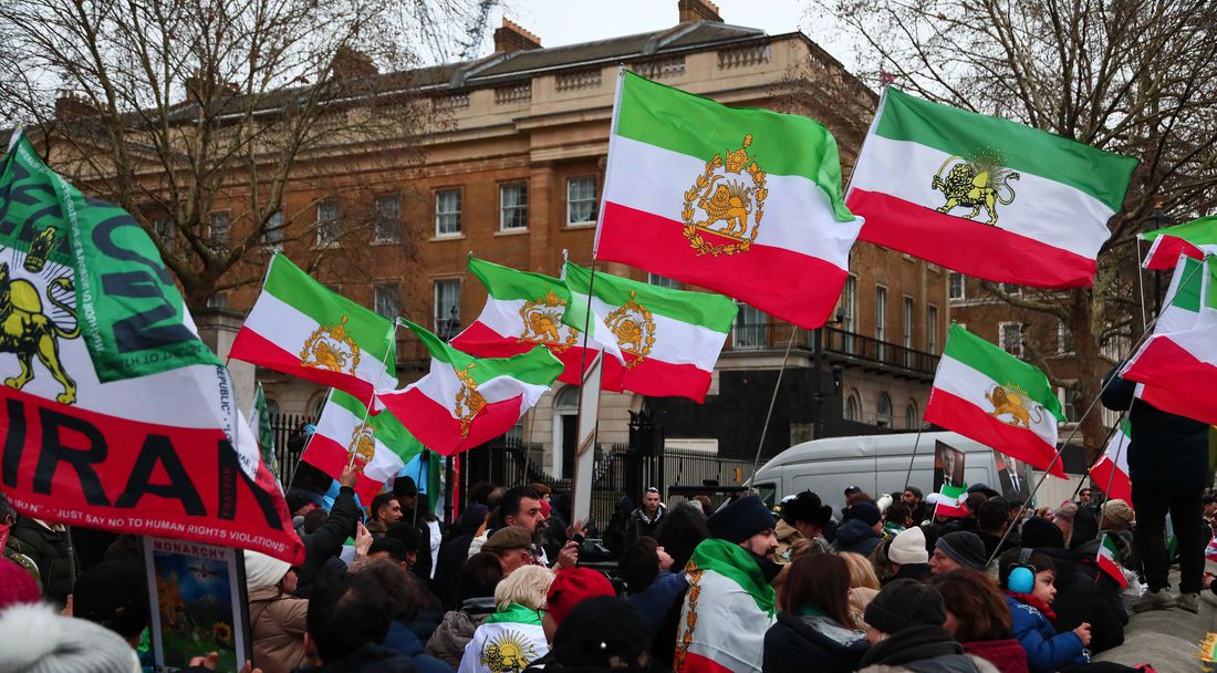 Бивш играч на Байерн и много други призоваха ФИФА да изключи иранската федерация