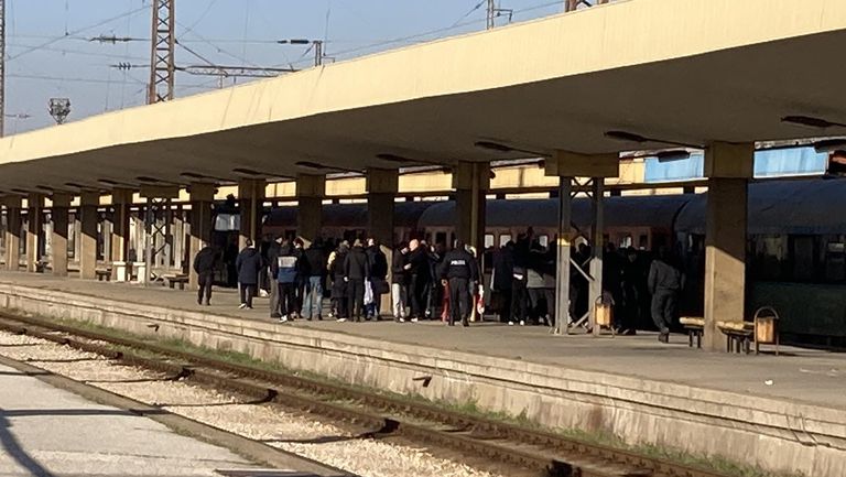 Част от феновете на Ботев Пловдив тръгнаха с влак към