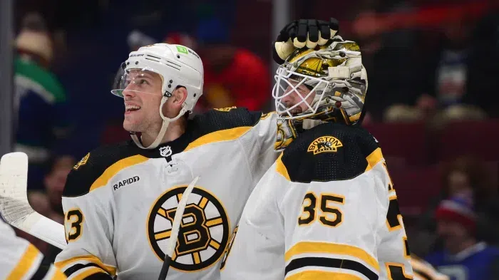 Вратарят Линус Улмарк вкара гол на празна мрежа в последната минута