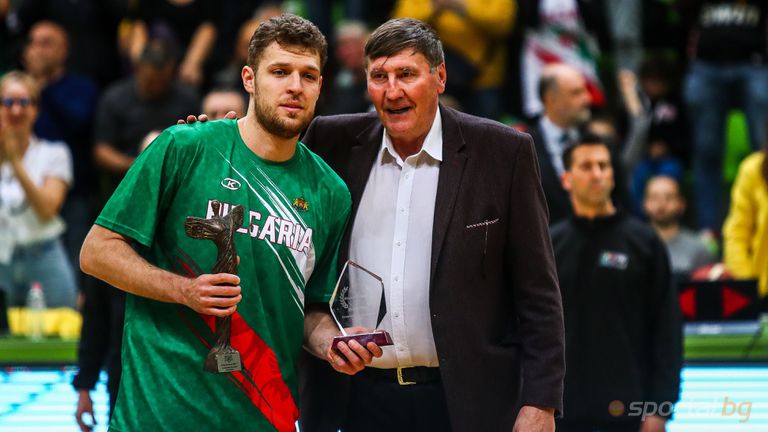 Лидерът на мъжкия национален отбор по баскетбол Александър Везенков получи