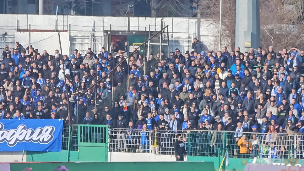 Феновете на Левски пръскат сектора за гости на "Тича"