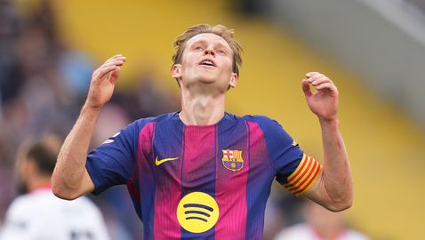 Контузия на Де Йонг развали настроението в Барселона