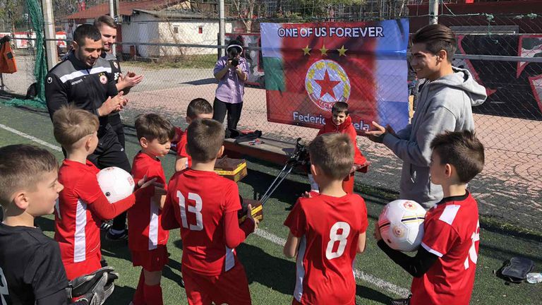Звезда на ЦСКА - София зарадва млади футболисти от школата на "червените"