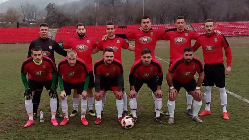 Ком (Берковица) ще играе с черни ленти в подкрепа на клубовете, изхвърлени от БФС