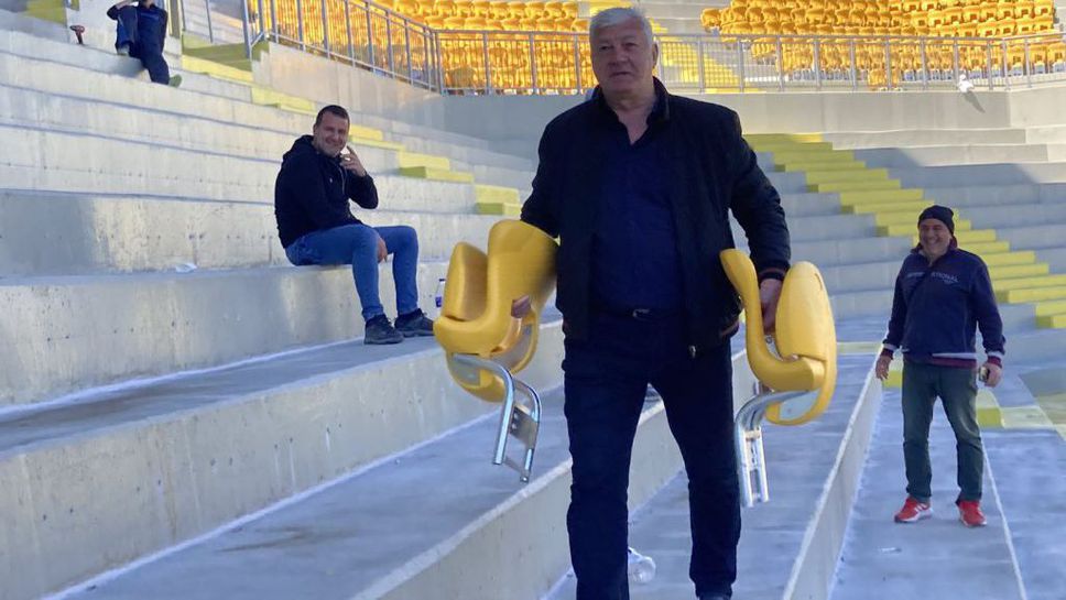 Кметът на Пловдив се включи в пренасянето на седалки за "Колежа"