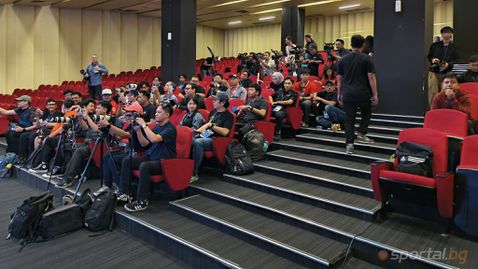 Посрещнаха с аплодисменти Александър Димитров на стадиона в Джакарта