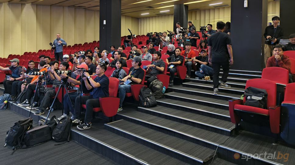 Посрещнаха с аплодисменти Александър Димитров на стадиона в Джакарта