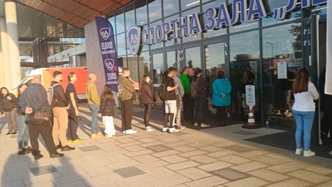 Сериозна опашка от фенове продължава да се вие пред залата дори след началото на волейболния финал между Левски и ЦСКА