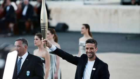 Организаторите на Игрите в Париж получиха олимпийския огън на церемония в Атина