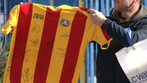Фен на Левски събра подписите на футболистите преди тренировката
