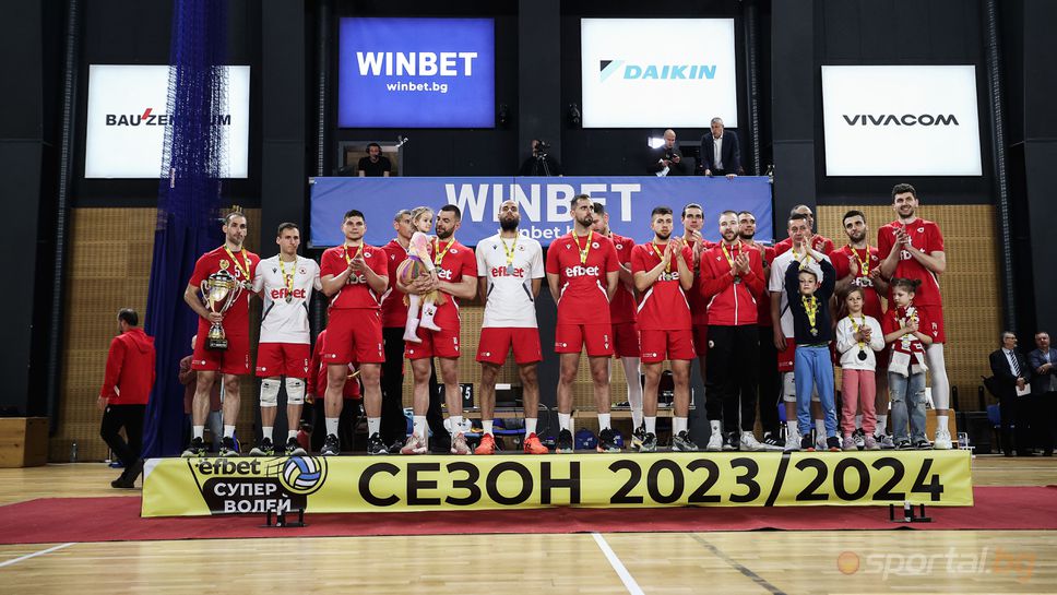Разочарованите волейболисти на ЦСКА получиха Купата и медалите си след загубения финал