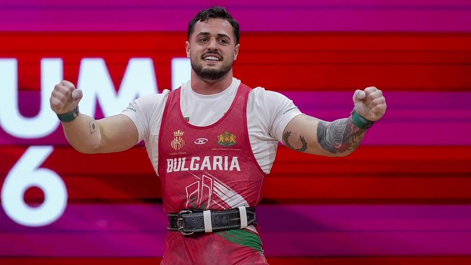 Карлос Насар с приза за Спортист №1 на април