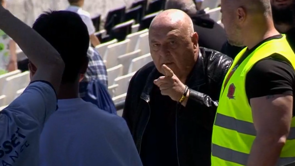 Голям скандал на "Овча купел"! Венци Стефанов слезе при агитката, закани се на ултрасите