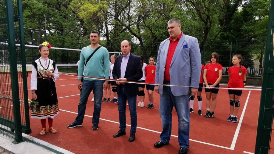 Любо Ганев откри нова волейболна площадка в Златица