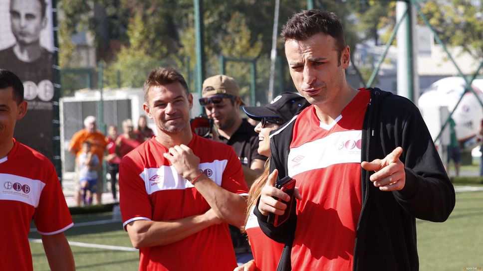 Бербатов подари фланелка на кмета на Перник, посети и село Ноевци