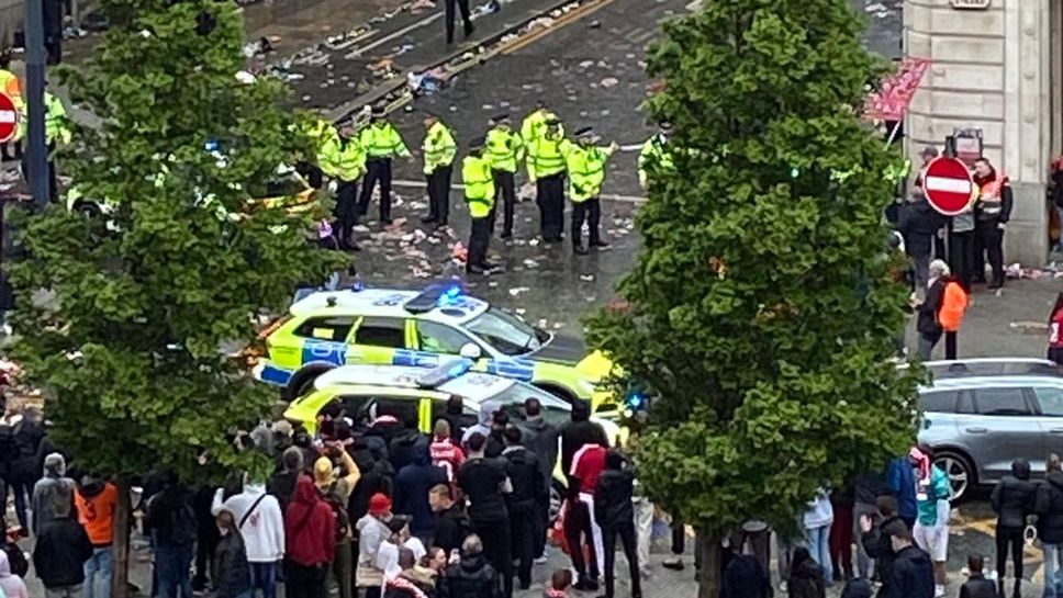 Автомобил се вряза в група фенове на Ливърпул празнуващи спечелването