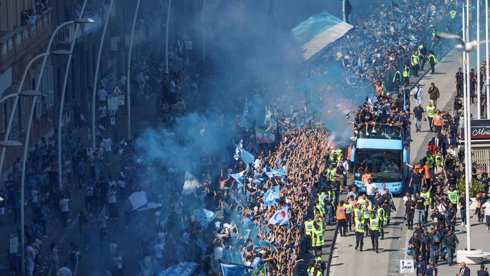 Над 150 000 фенове се събраха за парада на Наполи