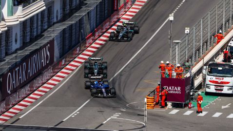 Албон и Ръсел разчистиха сметките помежду си с вечеря за сметка на пилота на Уилямс